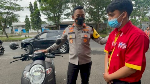 Kapolres Tasikmalaya, AKBP Aszhari Kurniawan menyerahkan langsung motor karyawan Alfamart yang dicuri beberapa waktu lalu, Selasa (08/03/2022). (Ist)