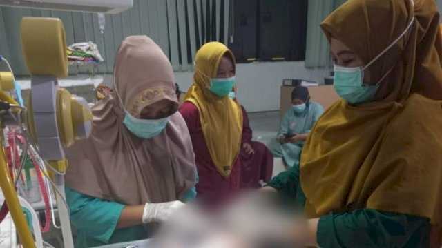 Tenaga medis RSUD Andi Sulthan Daeng Radja memberikan perawatan pada bayi yang ditemukan warga terbungkus dalam karung di Desa Penre Lompo, Kecamatan Gantarang, kabupaten Bulukumba, Selasa (07/03/2022) malam. (Ist)