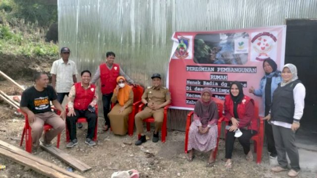 Lembaga Cinta Kasih Makassar saat menyambangi rumah Nenek Badia Daeng Rante di Desa Kalimporo, Bangkala, Kabupaten Jeneponto, Selasa (08/03/2022). (Ist)