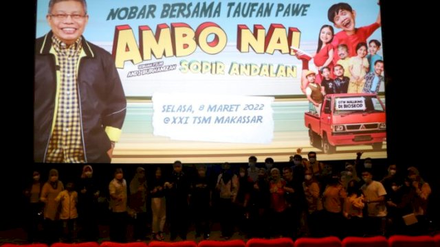 Nonton Bareng Film Ambo Nai Sopir Andalan bersama Wali Kota Parepare Taufan Pawe, di salah satu Bioskop di Kota Makassar, Selasa (08/03/2022). (Ist)