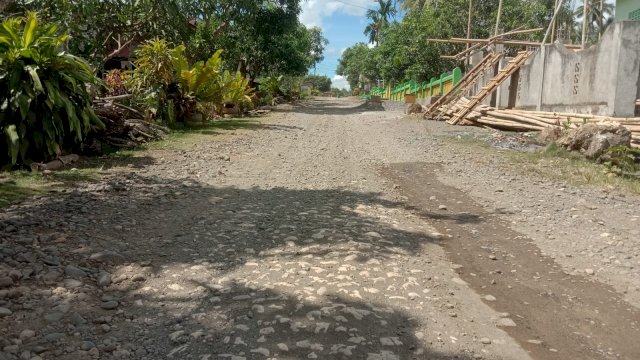 Kondisi Jalan Poros Labae - Barea Soppeng. (Foto : Yusuf) 