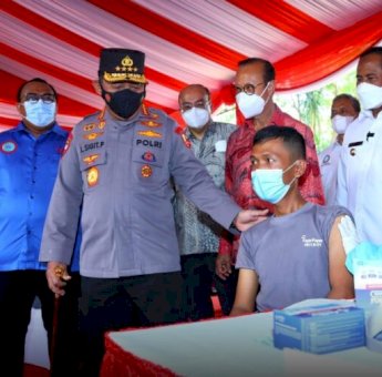 Kapolri Tinjau Vaksinasi Buruh di Bekasi, Ini Harapannya