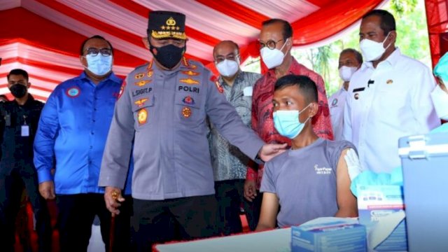 Kapolri Jenderal Pol Lostyo Sigit Prabowo meninjau vaksin booster di PT. Fajar Surya Wisesa, Bekasi, Jawa Barat, Rabu (09/3/2022). (Istimewa)