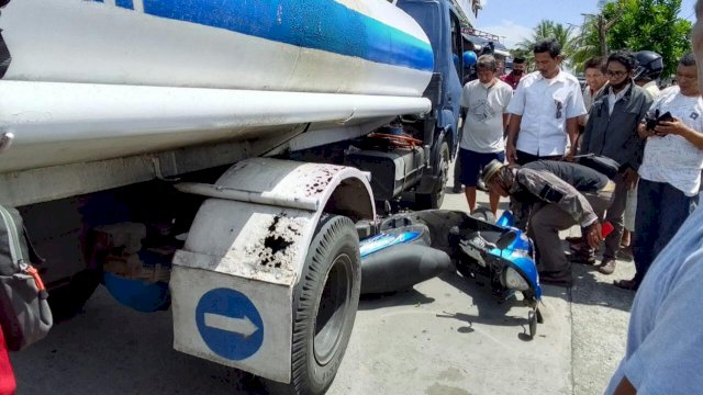 Kecelakaan Lalu Lintas antara Mobil Truk pengangkut BBM dan Motor Soul yang dikendarai oleh anak dibawah umur, di Jalan Soekarno Hatta depan Toko Cahaya Agung, Kecamtan Benteng, Kabupaten Kepulauan Selayar, Rabu (09/03/2022). (Andi Rusman/Republiknews.co.id)