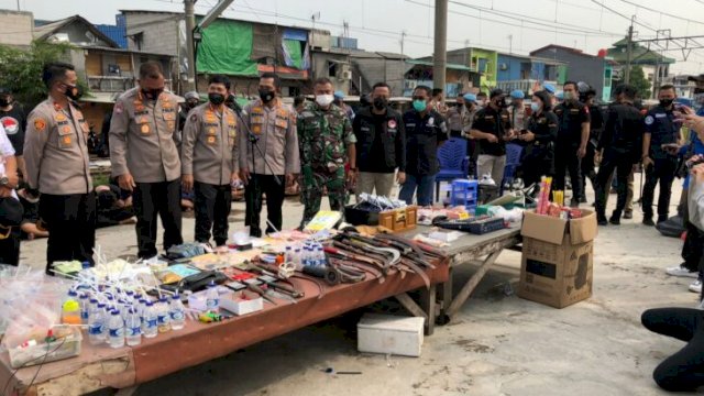 Kabid Humas Polda Metro Jaya Kombes Pol Endra Zulpan bersama Kapolres Metro Jakarta Utara Kombes Pol Ady Wibowo, memberikan keterangan Pers dengan memperlihatkan Barang bukti Narkoba Sabu dan Esktasi berikut sajam dan uang tunai, di Kampung Bahari Jakarta Utara, Rabu (09/03/2022). (Istimewa)