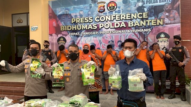 Kabid Humas Polda Banten Kombes Pol Shinto Sikitonga (tengah), saat menggelar Press Conference terkair pengungkapan Kasus Narkoba jenis Sabu di Jalan Raya Penghubung Tanjung Lesung dan Sumur, tepatnya di Desa Banyuasih, Kecamatan Cigeulis, Kabupaten Pandeglang, Rabu (09/03/2022). (Istimewa)