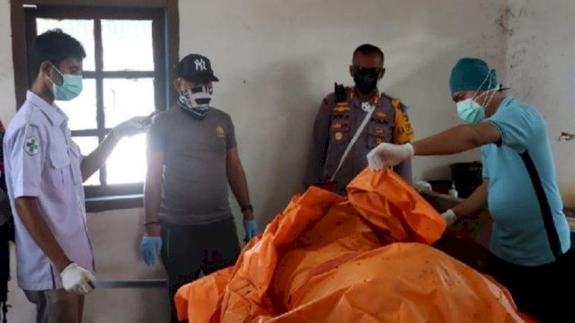 Jenazah Korban penyerangan KKB saat dilakukan Visum oleh petugas Medis. (Isrimewa)