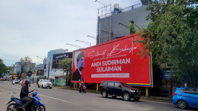 Ucapan selamat bekerja Andi Sudirman Sulaimab sebagai Gubernur Sulawesi Selatan di Salah Satu ruas jalan di Kota Makassar. (Istimewa)