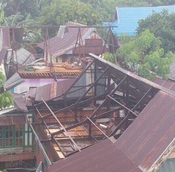 Angin Puting Beliung di Jeneponto Rusak Puluhan Rumah Warga