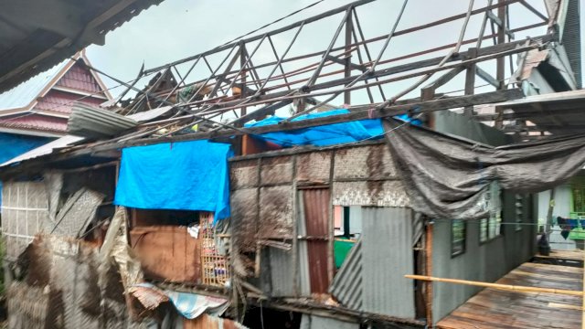 Kondisi rumah warga terdampak angin puting beliung di Kelurahan Tonrokassi Barat, Kecamatan Tamalatea, Kabupaten Jeneponto, Rabu (9/3/2022). (Foto: Istimewa)