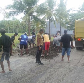 Respon Keluhan Masyarakat Soal Jalan Berlubang, Ini Yang Dilakukan Wakil Ketua Komisi III DPRD Soppeng