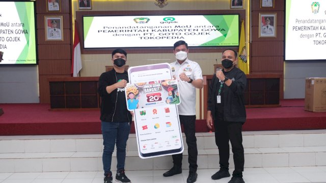 Bupati Gowa, Adnan Purichta Ichsan bersama Distric Head PT Gojek Sulawesi, Adwin Pratama Anas saat melakukan penandatanganan MoU terkait peningkatan UMKM, Rabu (9/3/2022). (Foto: Istimewa)
