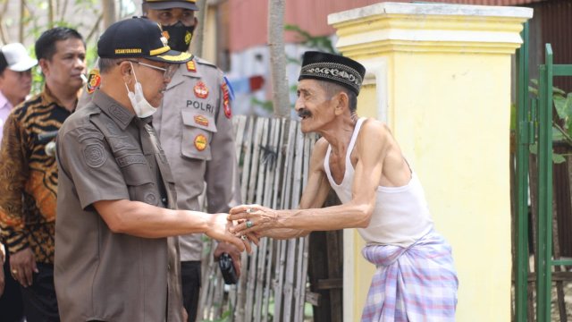 Bupati Jeneponto, Iksan Iskandar saat mengunjungi warga yang terdampak angin puting beliung di Kassi, Kecamatan Talamalatea, Kamis (10/3/2022). (Foto: Istimewa)