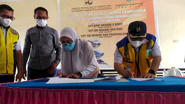 Bupati Luwu Utara Indah Putri Indriani, bersama Perwakilan BPPW Sulawesi Selatan Kementrian PUPR, menandatangani Serah Terima Pengelolaan Sementara Rehabilitasi dan renovasi Sarana Prasarana Sekolah kepada Pemerintah Kabupaten Luwu Utara di SMPN 02 Eno, Kecamatan Seko, Kamis (10/03/2022). (Istimewa)