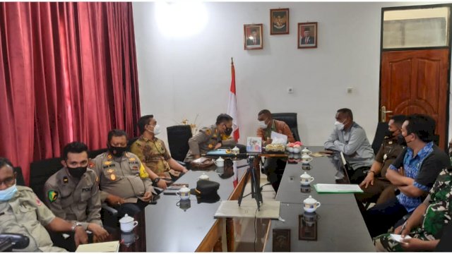 Wakil Bupati Flores Timur Agus Boli, saat memimpin rapat koordinasi bersama Forum Pimpinan Daerah Flores Timur bersama dengan Gubernur Nusa Tenggara Timur secara virtual di ruang kerja Bupati, Kamis (10/03/2022). (Istimewa)