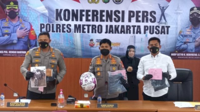 Kabid Humas Polda Metro Jaya, Kombes Pol Endra Zulpan bersama Kapolres Metro Jakarta Pusat, Kombes Pol Hengki Haryadi, menggelar konferensi pers penangkapan spesialis jambret pesepeda, Kamis (10/3/2022). (Foto: Istimewa)