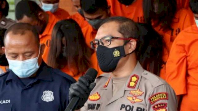 Kapolresta Denpasar, AKBP Bambang Yugo Pamungkas, menggelar press conference 27 pelaku kriminal di Mapolresta Denpasar, Kamis (10/3/2022). (Foto: Istimewa)