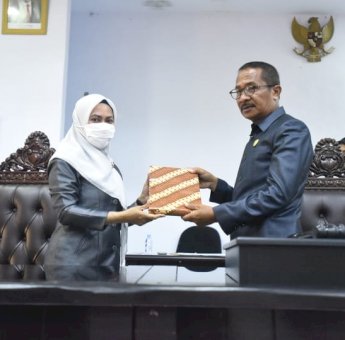Bupati Indah Kutip Pepatah Adat Bugis pada Paripurna LKPJ di DPRD Lutra