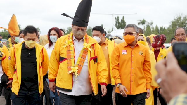 Ketua Umum DPP Partai Golkar, Airlangga Hartarto bersama Ketua DPD I Golkar Sulsel, Taufan Pawe pada sebuah kesempatan belum lama ini. (Foto: Istimewa)