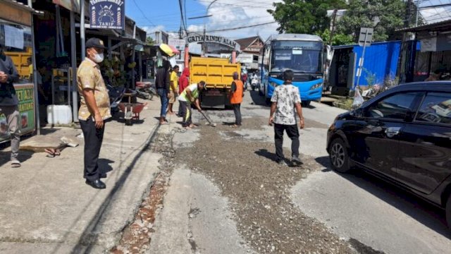 Penanganan Darurat di Jalan Poros Antang Kota Makassar oleh Dinas PUTR Provinsi Sulawesi Selatan, Jumat (11/03/2022). (Ist)