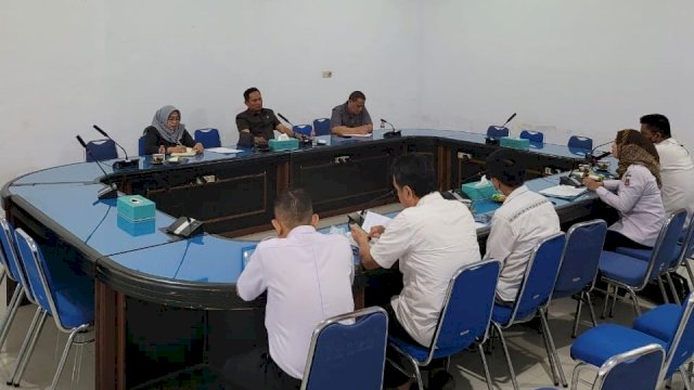 Rapat Kerja Komisi I DPRD Kabupaten Sidrap bersama OPD terkait membahas pemberlakuan Perda Persetujuan Bangunan Gedung, Kamis (10/03/2022). (Istimewa)