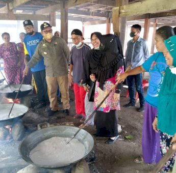 Wabup Soppeng Kerjasama Pemdes Leworeng Ajak Masyarakat Ciptakan Minyak Goreng Tradisional