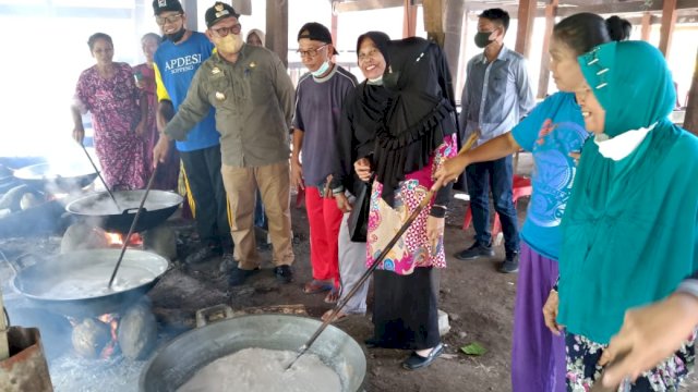Pembuatan Minyak Goreng Tradisional di Kabupaten Soppeng. (Foto : Yusuf)