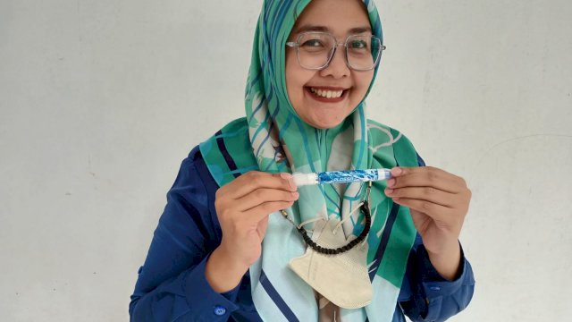 Dhyni Widyaswari Dwiputri saat memperlihatkan salah satu produk personal care favoritnya yang merupakan produksi Enesis Group. (Foto. Chaerani/Republiknews.co.id)