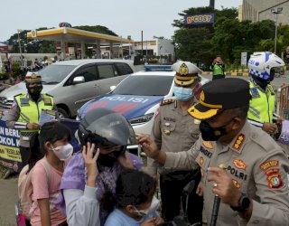 Operasi Keselamatan Jaya 2022, Kapolres Bekasi Bagi-Bagi Helm ke Pengguna Jalan