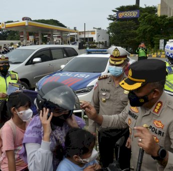Operasi Keselamatan Jaya 2022, Kapolres Bekasi Bagi-Bagi Helm ke Pengguna Jalan