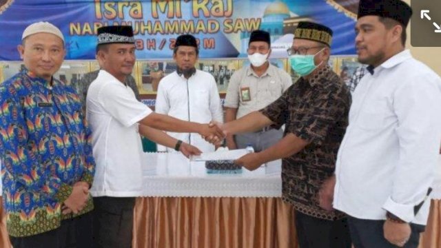 Penyerahan berita acara kepemimpinan Ketua PHBI Merauke dari Baharuddin Lahati kepada H Ali Syahbana, Jumat (11/03/2022). ( Istimewa)