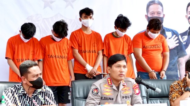 Lima orang tersangka tawuran di Depok Pancoranmas dihadirkan saat Press Confrence, Dua orang masuk karantina terindikasi covid-19 pada Jum'at (11/03/2022). (Foto. Wahyu Widodo/Republiknews.co.id)