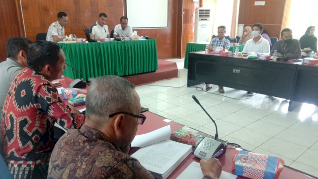 Rapat Pansus LKPj Bupati Luwu Utara tahun 2021 di Ruang Rapat DPRD Luwu Utara, Jumat (11/03/2022). (Foto. Asri Widya/Republiknews.co.id)