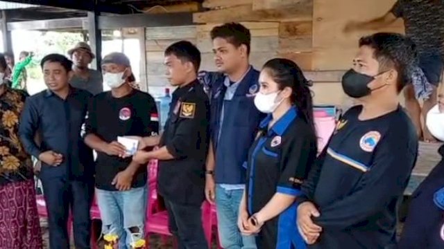 Pengurus Garda Pemuda Nasdem Kabupaten Sidrap, menyerahkan bantuan kepada warga terdampak Angin kencang di Kecamatan Kulo, Jumat (11/03/2022). (Istimewa)