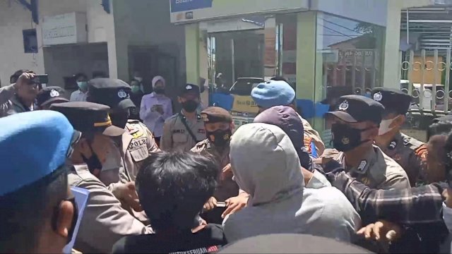 Aksi unjuk rasa Gerakan Rakyat dan Mahasiswa Indonesia (Gerak Misi) di halaman RSUD Syekh Yusuf Kabupaten Gowa, Kamis (10/03/2022), berlansung ricuh dengan aparat Kepolisian. (Foto. Al-Ghifari)