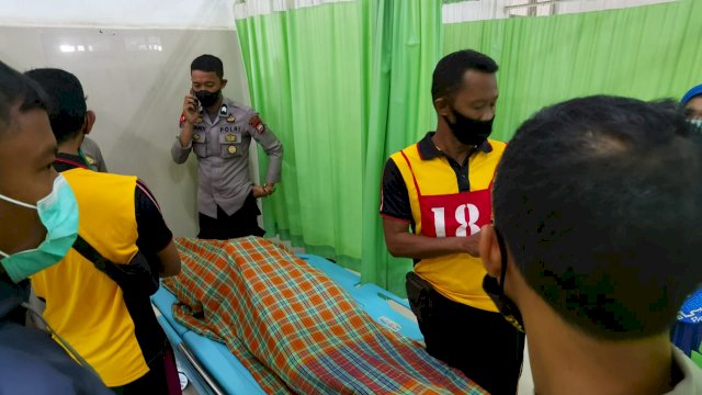 Suasana saat Banit Intelkam Polsek Bajeng Polres Gowa, Sulawesi Selatan, Briptu Ashabur Rifky meninggal dunia usai mengikuti Kesamaptaan atau tes kesehatan di Halaman Polres Gowa, Jumat (11/03/2022). (Al-Ghifari)