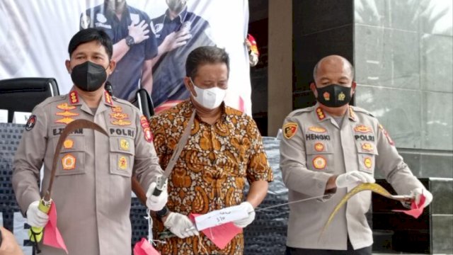 Polda Metro Jaya mengamankan 7 orang pelaku begal beserta beberapa barang bukti senjata tajam. Para pelaku masih di bawah umur, Jumat (11/03/2022). (Foto. Wahyu Widodo/Republiknews.co.id)