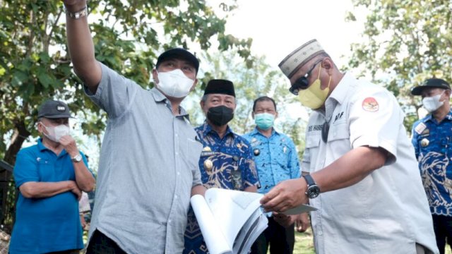 Wakil Bupati Gowa Abd Rauf bersama Gubernur Gorontalo Rusli Habibie melakukan peninjauan lahan pembangunan TPU Keluarga Gorontalo di Kecamatan Pattallassang, Jumat (11/03/2022). (Ist)
