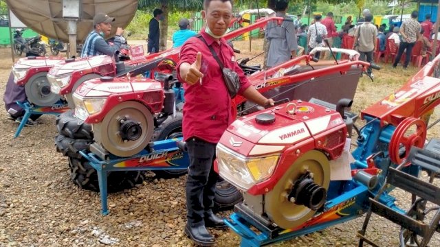 Masyarakat menerima bantuan alsintan dari program PPM PKPM PT Vale, Jumat (11/03/2022). (Istimewa)