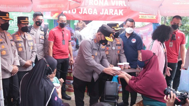 Kapolda Metro Jaya Irjen Pol Fadil Imran, membagikan beras dan vitamin berharap warga yang divaksin semakin sehat jelang menyambut bulan Ramadhan. (Istimewa)