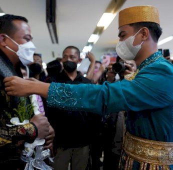 Masyarakat Antusias Sambut Kedatangan Gubernur Sulsel di Bandara Sultan Hasanuddin