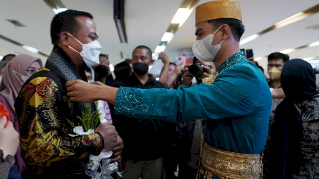 Penyambutan Gubernur Sulsel Andi Sudirman Sulaiman, di Bandara Sultan Hasanuddin Makassar, Sabtu (12/03/2022). (Istimewa)
