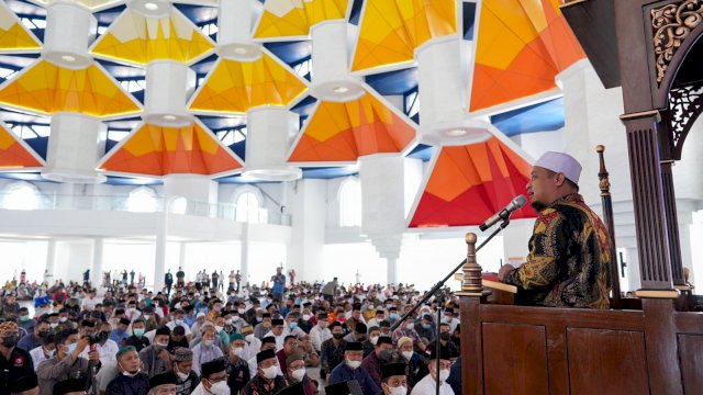Gubernur Sulsel Andi Sudirman Sulaiman, membawakan sambutan saat salat Perdana di Masjid 99 Kubah Asmaul Huna, Kawasan Center Poin of Indonesia Makassar, Sabtu (12/03/2022). (Istimewa)
