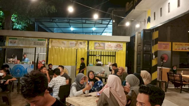 Suasana di Kampoeng Gale, saat malam hari yang berada di Jalan Poros Galesong, Bonto Jai, Desa Kalukuang, Kecamatan Galesong, Kabupaten Takalar, Susel.