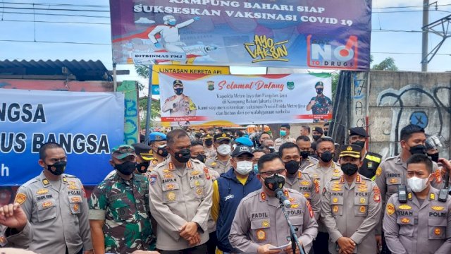 Kapolda Metro Jaya Irjen Pol Fadil Imran, saat menghadiri vaksinasi massal di Kampung Bahari, Jakarta Utara, Sabtu (12/03/2022). (Istimewa)