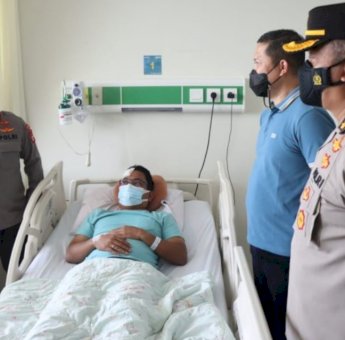 FOTO: Kapolda Metro Jaya Besuk Kasat Intel Polres Jakpus, Korban Pemukulan Mahasiswa Papua Saat Pengamanan Demo