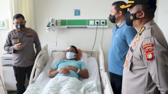 Kapolda Metro Jaya, Irjen Pol Mohammad Fadil Imran Beserta PJU Polda Metro Jaya membesuk Kasat Intel Polres Metro Jakarta Pusat, AKBP Ferikson yang menjadi korban pemukulan mahasiswa saat pengamanan unjuk Rasa, Sabtu (12/03/2022). (Foto. Wahyu Widodo/Republiknews.co.id)