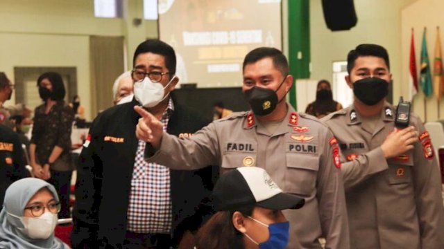 Kapolda Metro Jaya, Irjen Pol Fadil Imran saat meninjau pelaksanaan vaksinasi booster di Universitas Bhayangkara, Bekasi, Jawa Barat, Sabtu (12/03/2022). (FOTO. Humas Polda Metro Jaya)