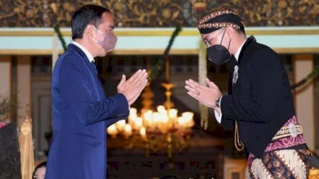 Presiden Joko Widodo memberi ucapan selamat atas pengukuhan Gusti Pangeran Hario (GPH) Bhre Cakrahutomo Wira Sudjiwo sebagai Kanjeng Gusti Pangeran Adipati Ario (KGPAA) Mangkunagoro X, yang digelar di Pura Mangkunegaran, Solo, Jawa Tengah, pada Sabtu (12/03/2022). (Foto. Biro Pers Sekretariat Presiden)