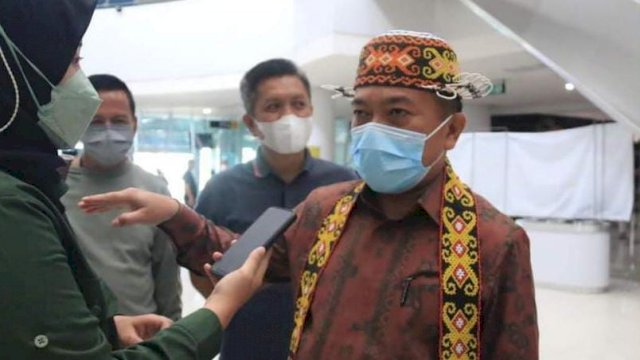 Gubernur Jambi Al Haris, saat tiba di Bandara Udara Sepinggan Kota Balikpapan, Minggu (13/03/2022). (Istimewa)